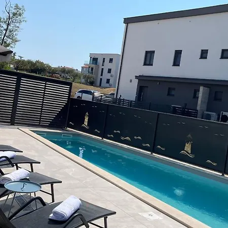 Lighthouse Mit Pool Und Jacuzzi Willa