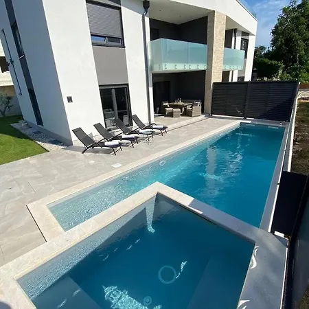 Lighthouse Mit Pool Und Jacuzzi