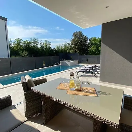 Lighthouse Mit Pool Und Jacuzzi