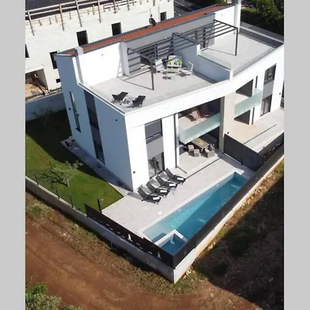 Lighthouse Mit Pool Und Jacuzzi *