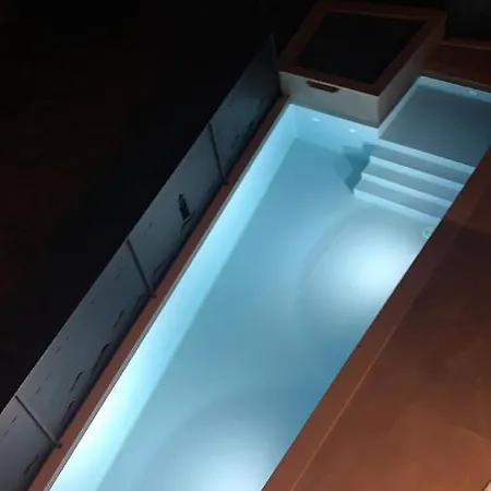 Lighthouse Mit Pool Und Jacuzzi Basanija